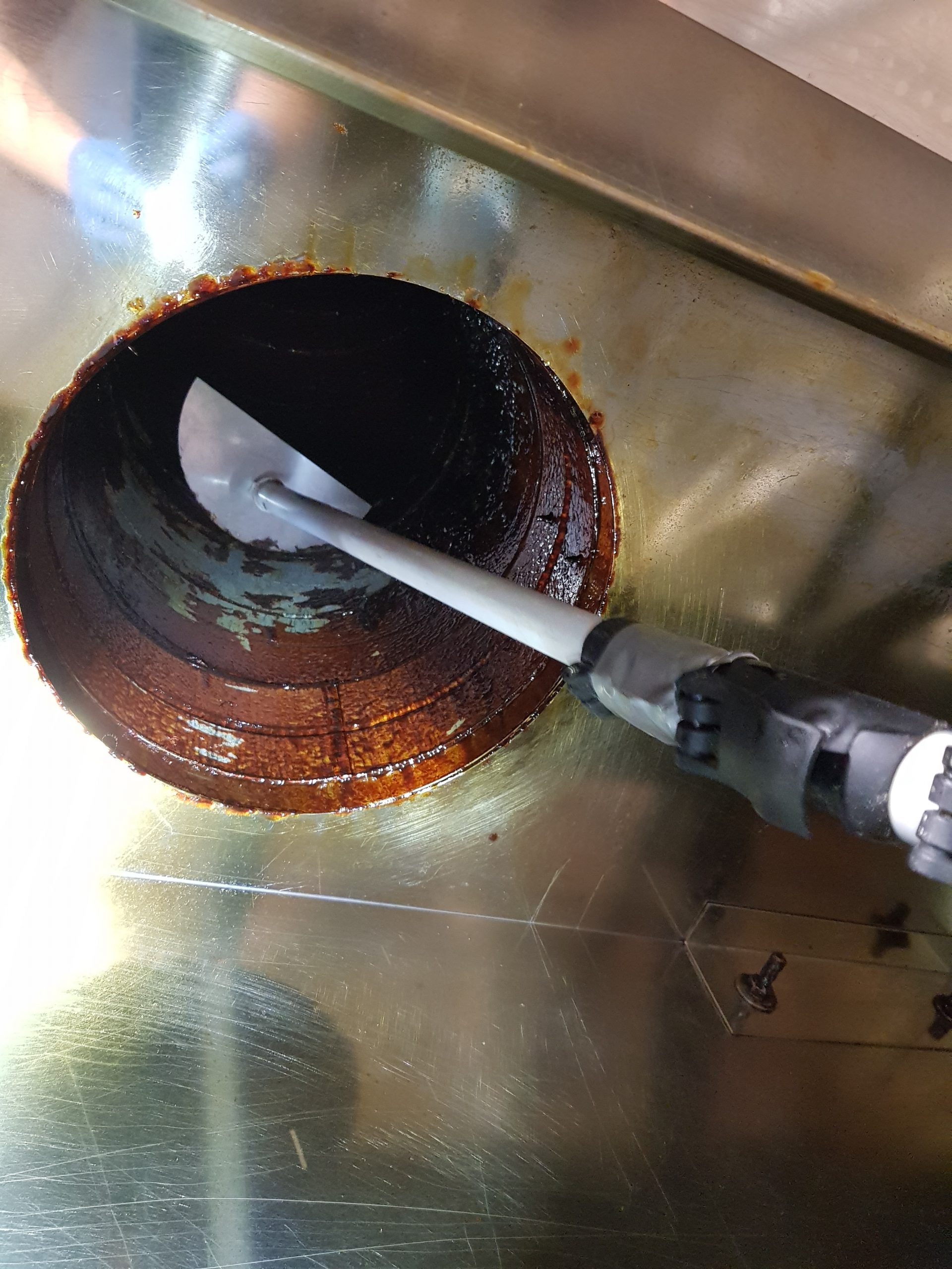 Konyhai elszívó csövének mechanikus tisztítása